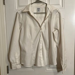 Brooks Brothers women’s 14 346 fitted non-iron all cotton blouse.